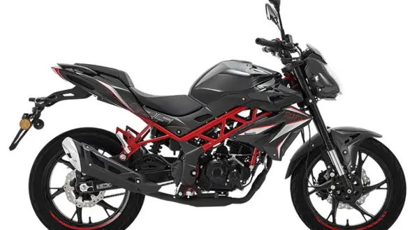 Motocicleta Benelli BN 125 negra con detalles rojos. Opiniones sobre su diseño deportivo y ágil.