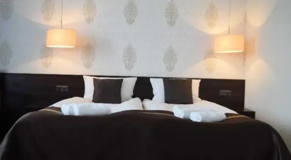 Nastolatek w hotelu? Czy niepełnoletni może wynająć pokój?