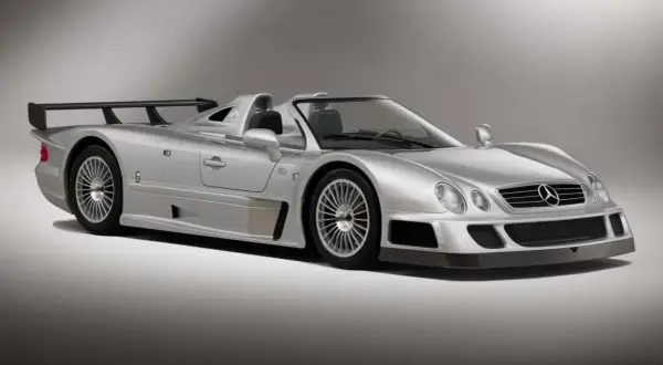 Un Mercedes CLK GTR plateado, un coche de ensueño. Su precio es elevado, pero su diseño es icónico.