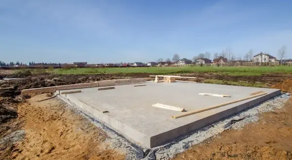 Fundament domu z betonu, gotowy do dalszych prac. Zastanawiasz się, ile kosztuje kubik betonu na taką budowę?