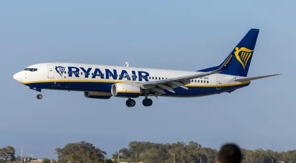 Samolot Ryanair zbliża się do lądowania. Szybka odprawa online ułatwia podróż.
