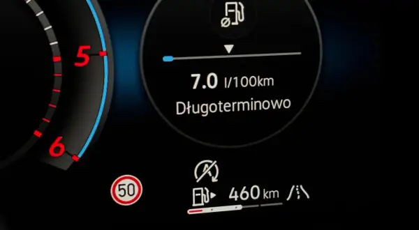Na desce rozdzielczej widać wskaźnik paliwa, prędkościomierz i ikonę drogi. Długoterminowe spalanie to 7.0 l/100km. Zasięg 460 km. Czas start stop.