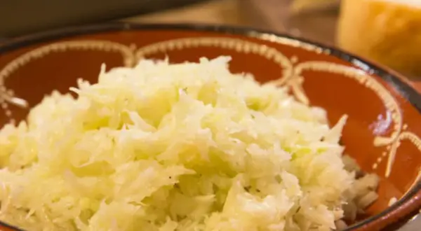 Ein rustikaler griechischer Krautsalat in einer Terrakotta-Schale, appetitlich und frisch zubereitet.