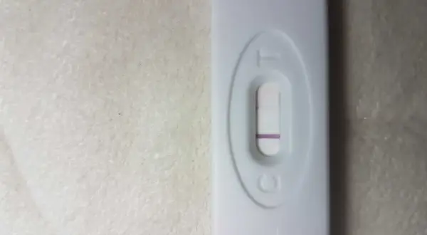 Test ciążowy z jedną kreską. Spóźnia mi się okres 2 tygodnie, a nie jestem w ciąży.