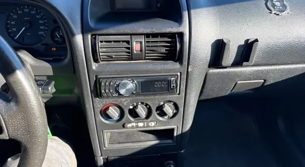 Instrumentpanel i Opel Vectra. Vanliga fel kan inkludera problem med instrumentbelysning eller klimatanläggning.