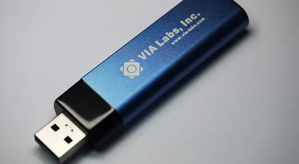 Jak się pisze pendrive? Odkryj poprawną pisownię i błędy
