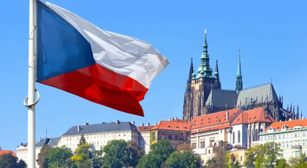 Flaga Czech powiewa na tle praskiego zamku, symbolu tego, z czego słyną Czechy: historii, architektury i pięknych widoków.