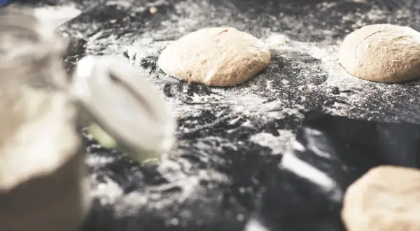 Ile drożdży na pół kilo mąki do pizzy, aby uniknąć zakalca?
