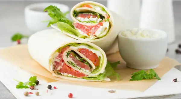 Dwa pyszne wrapy z łososiem, serkiem i sałatą. Idealna tortilla na zimno na szybki lunch.