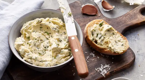 Knoblauchbutter rezept: cremige Butter mit Kräutern und Knoblauch, auf Brot gestrichen. Perfekt für Baguette!