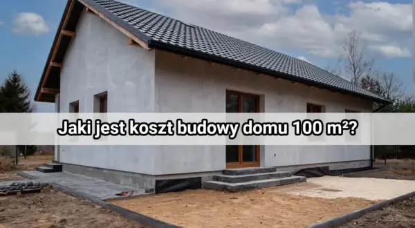 Szary dom w trakcie budowy, z widocznym dachem i oknami. Na fasadzie napis: "Jaki jest koszt budowy domu 100 m²?".