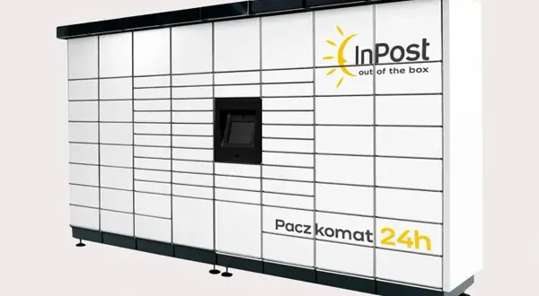 Największa skrytka InPost, Paczkomat 24h, z mnóstwem białych drzwiczek i centralnym panelem.