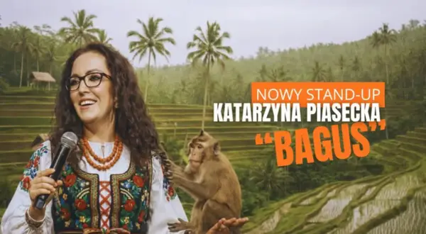 Katarzyna Piasecka w nowym stand-upie "Bagus" z małpką na ramieniu, na tle tarasowych pól ryżowych.