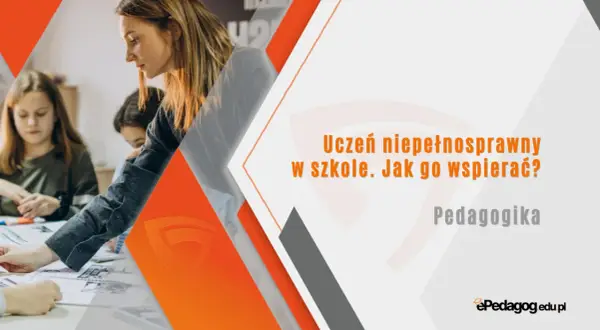 Nauczycielka wspierająca uczniów przy biurku z materiałami edukacyjnymi.