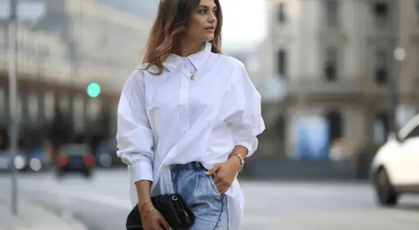 Biała koszula oversize: stylizacje, porady i inspiracje