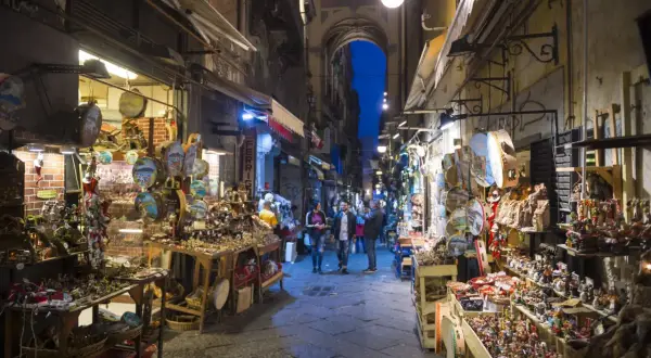 Via San Biagio dei Librai a Napoli, un vicolo pieno di botteghe che vendono splendidi presepi e artigianato locale.