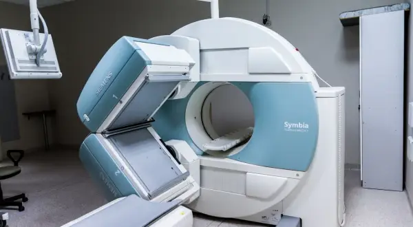 Nowoczesny aparat do badań SPECT-CT. W przeciwieństwie do rezonansu magnetycznego, nie wymaga on metalowego drutu retencyjnego.