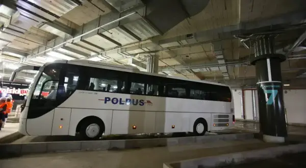 Biały autokar Polbus PKS na stanowisku 7. Sprawdź rozkład jazdy busów z Legnicy do Lubina.