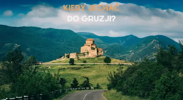 Piękna pogoda w Gruzji zachęca do podróży. Widok na malownicze wzgórza i zabytkowy klasztor na szczycie.