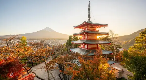 Ein Pagoden-Tempel mit Blick auf den Fuji-san, ein ikonisches Bild von Asien im Juni, umgeben von Herbstlaub.