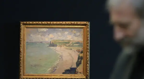 Obraz przedstawia malowniczą plażę w Pourville, z klifami i morzem w tle.