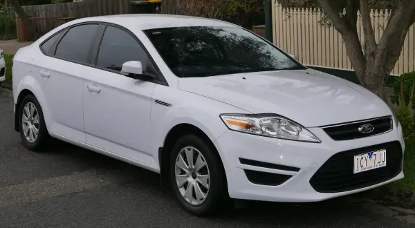 Biały Ford Mondeo MK4, często chwalony w opiniach za komfort i przestronność, zaparkowany na ulicy.