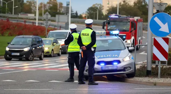 Policjanci kontrolują ruch po wypadku. Sprawdzają, czy kierowcy nie przekroczyli dopuszczalnych promili alkoholu.