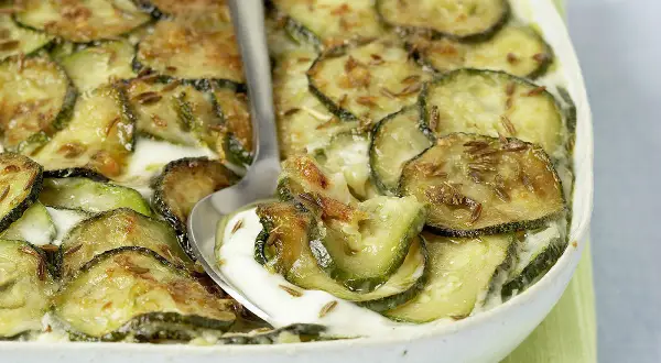 Un gratin de courgettes de mamie, une tuerie ! Des rondelles de courgettes dorées, nappées d'une sauce crémeuse et parsemées de graines de cumin.