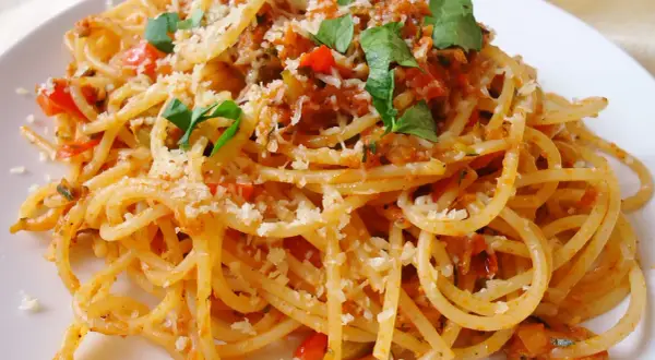 Wegetariańskie spaghetti: Przepisy, triki, by smakowało jak mięsne!