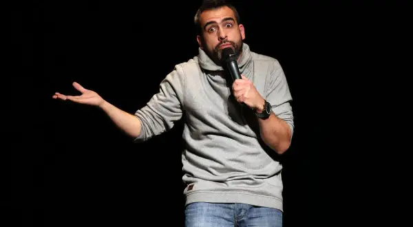 Stand-up: Co to jest i czym różni się od kabaretu? Poznaj fenomen!