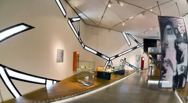 Wnętrze muzeum żydowskiego w Berlinie z nowoczesną architekturą i wystawami.