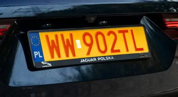 Polskie rejestracje dyplomatyczne na samochodzie Jaguar.