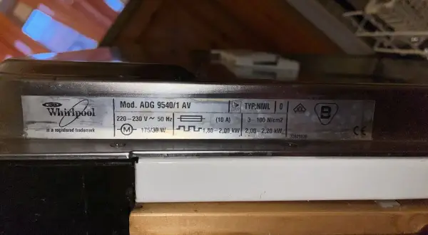 Tabliczka znamionowa zmywarki Whirlpool ADG 9540/1 AV. Informacje o zasilaniu i mocy pomogą Ci dowiedzieć się, jak włączyć zmywarkę Whirlpool.