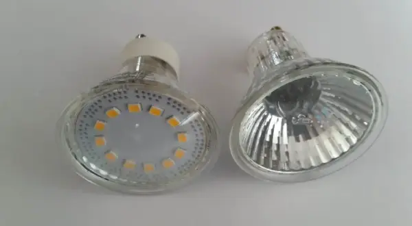 Eine Halogenlampe neben einer modernen LED-Lampe. Probleme beim Halogen durch LED ersetzen sind oft die Kompatibilität.