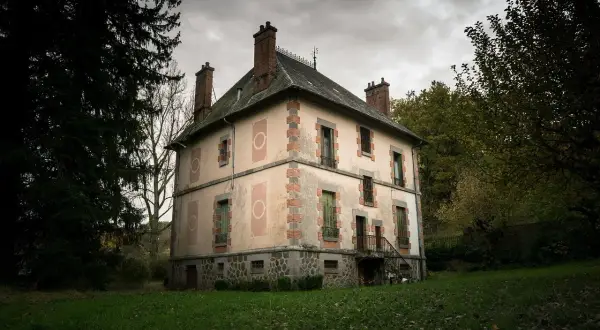 Maison abandonnée, parfaite pour une exploration urbex à Clermont-Ferrand. Le temps s'est arrêté dans ce lieu chargé d'histoire.