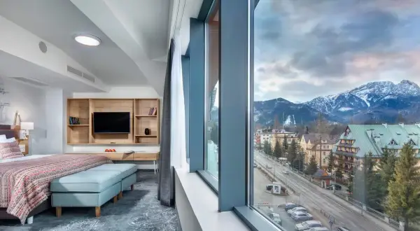 Komfortowy pokój z widokiem na Tatry. Sprawdź, ile kosztuje nocleg w Zakopanem i zarezerwuj swój pobyt.
