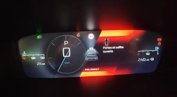 Tableau de bord Peugeot : feux de position allumés, vitesse 0 km/h, portes ouvertes, 240 km d'autonomie.
