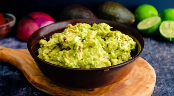 Guacamole: Z czym jeść? Odkryj 20+ pomysłów na podanie!