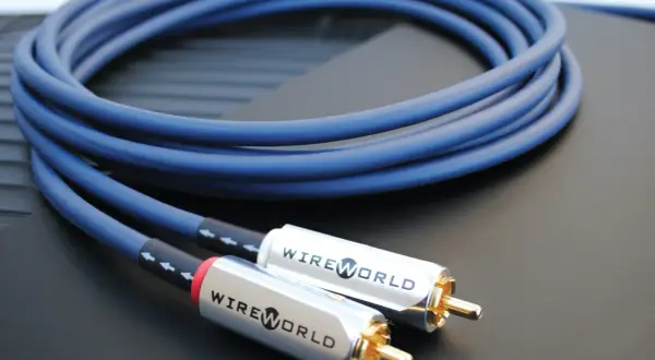 Niebieski kabel audio z dwoma pozłacanymi złączami RCA marki Wireworld, gotowy do podłączenia sprzętu.