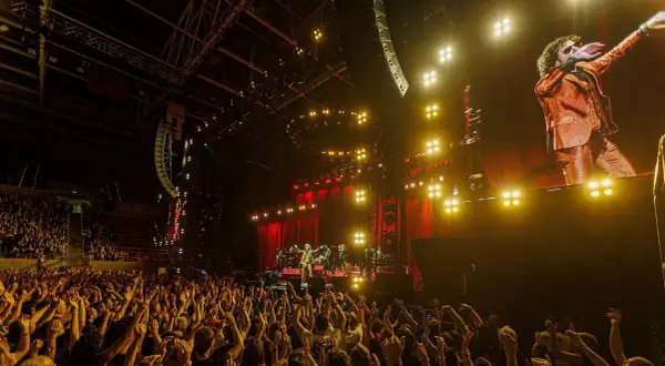 Enrique Bunbury en Zaragoza, un concierto multitudinario con el artista en el escenario y su imagen gigante en la pantalla.