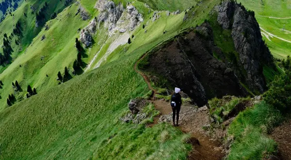 Wanderer auf einem Pfad in den grünen Dolomiten. Ein wahres Highlight für jeden, der die Natur liebt.