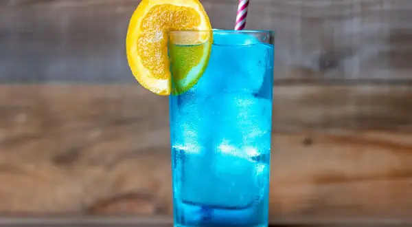 Najlepsze drinki z grenadiną i Blue Curacao, które zachwycą gości