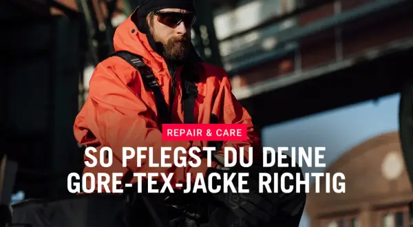 Mann in oranger Jacke mit Text "So pflegst du deine Gore-Tex-Jacke richtig". Gore Tex Pflege ist wichtig.