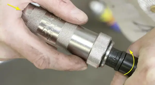 Maintenant, vous savez comment bloquer une vis qui se dévisse. Un outil à percussion est utilisé pour serrer fermement.
