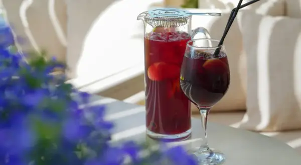 Orzeźwiające drinki z czerwonym porto, owocami i lodem, gotowe do degustacji w letni dzień.