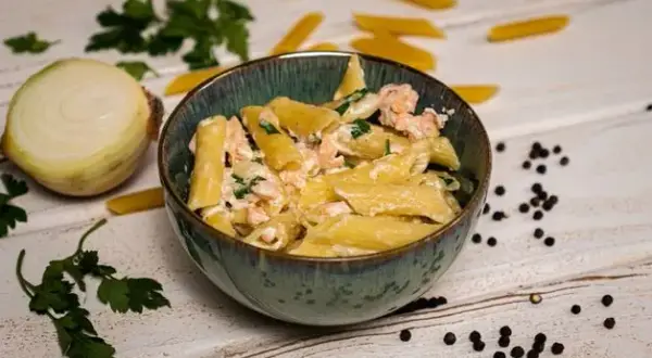 Penne z łososiem: Jak zrobić idealny sos i soczystego łososia?