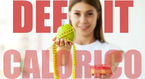 Donna con mela e donut, con metro da sarta. Capire come funziona il deficit calorico è la chiave per il benessere.