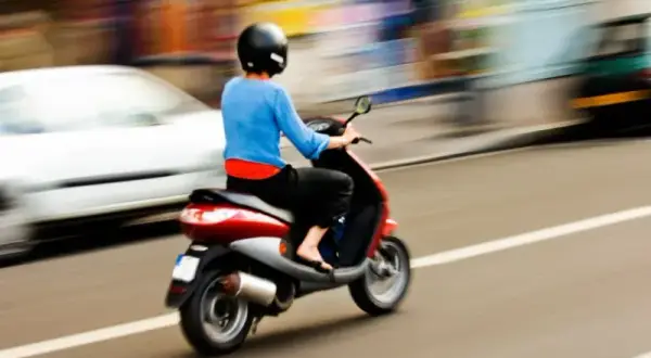 Co grozi za jazdę motorowerem bez uprawnień? Sprawdź kary i konsekwencje