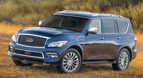 Granatowy Infiniti QX80 na tle jesiennej łąki. Luksusowy SUV gotowy na przygodę.