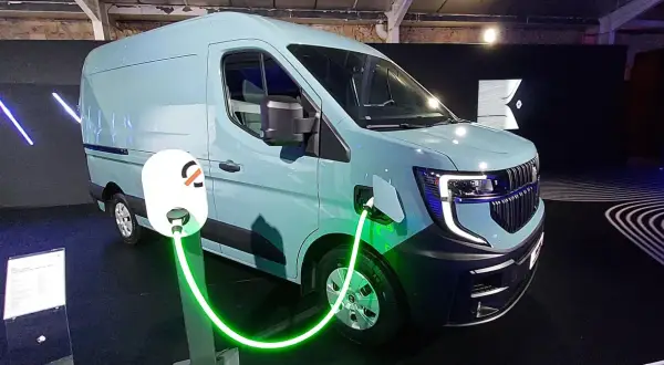 Nowy Renault Master 2025 w kolorze miętowym jest ładowany. Nowoczesny design i ekologiczne rozwiązania dla transportu.